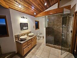 Bear Mountain Lodge