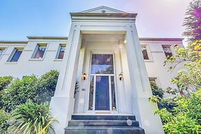 StayAU Expansive 7BR Villa Warrandyte