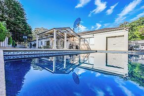StayAU Expansive 7BR Villa Warrandyte