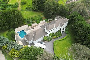 StayAU Expansive 7BR Villa Warrandyte
