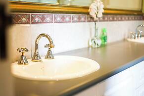 StayAU Expansive 7BR Villa Warrandyte