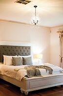 StayAU Expansive 7BR Villa Warrandyte