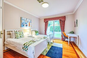 StayAU Expansive 7BR Villa Warrandyte