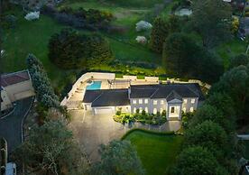 StayAU Expansive 7BR Villa Warrandyte