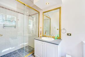 StayAU Expansive 7BR Villa Warrandyte