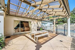 StayAU Expansive 7BR Villa Warrandyte