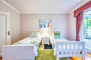 StayAU Expansive 7BR Villa Warrandyte