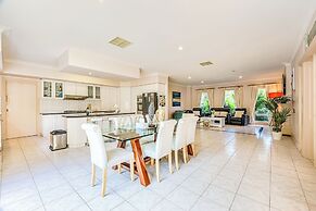 StayAU Expansive 7BR Villa Warrandyte