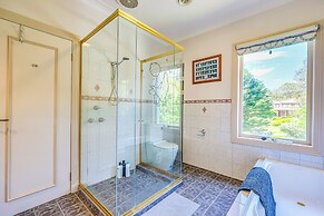 StayAU Expansive 7BR Villa Warrandyte