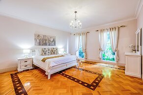 StayAU Expansive 7BR Villa Warrandyte