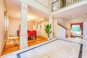 StayAU Expansive 7BR Villa Warrandyte