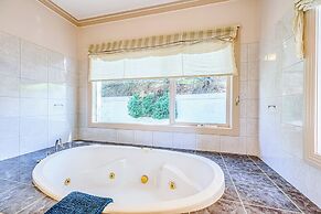 StayAU Expansive 7BR Villa Warrandyte