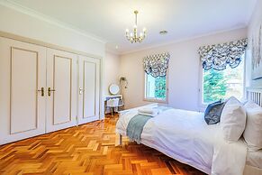 StayAU Expansive 7BR Villa Warrandyte