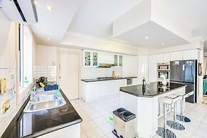 StayAU Expansive 7BR Villa Warrandyte