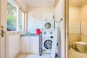 StayAU Expansive 7BR Villa Warrandyte