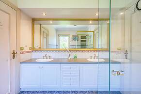 StayAU Expansive 7BR Villa Warrandyte