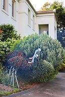 StayAU Expansive 7BR Villa Warrandyte