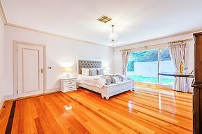 StayAU Expansive 7BR Villa Warrandyte