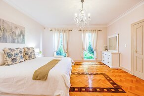 StayAU Expansive 7BR Villa Warrandyte