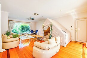 StayAU Expansive 7BR Villa Warrandyte