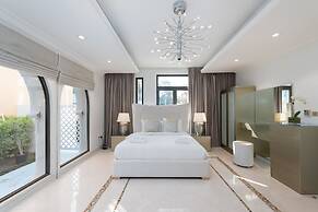 Exclusive 5BR Palm Villa w Private Pool and Beach