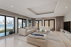 Exclusive 5BR Palm Villa w Private Pool and Beach