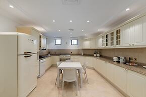 Exclusive 5BR Palm Villa w Private Pool and Beach