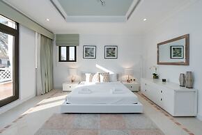 Exclusive 5BR Palm Villa w Private Pool and Beach