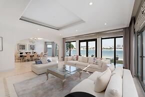 Exclusive 5BR Palm Villa w Private Pool and Beach