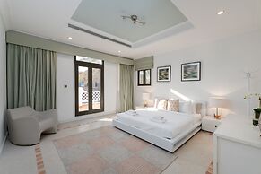 Exclusive 5BR Palm Villa w Private Pool and Beach