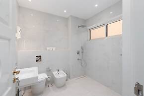 Exclusive 5BR Palm Villa w Private Pool and Beach