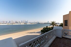 Exclusive 5BR Palm Villa w Private Pool and Beach
