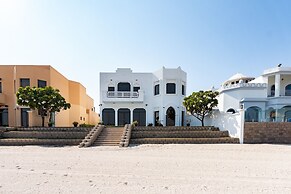 Exclusive 5BR Palm Villa w Private Pool and Beach