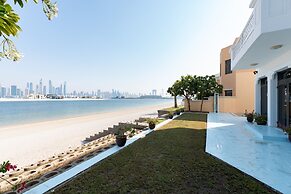 Exclusive 5BR Palm Villa w Private Pool and Beach