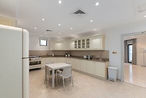 Exclusive 5BR Palm Villa w Private Pool and Beach