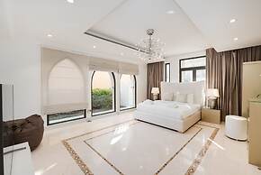 Exclusive 5BR Palm Villa w Private Pool and Beach