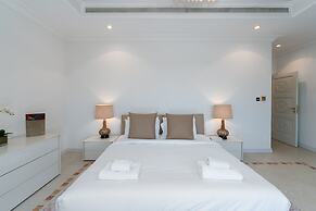 Exclusive 5BR Palm Villa w Private Pool and Beach