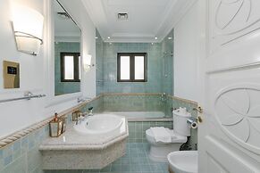 Exclusive 5BR Palm Villa w Private Pool and Beach
