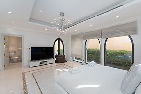 Exclusive 5BR Palm Villa w Private Pool and Beach
