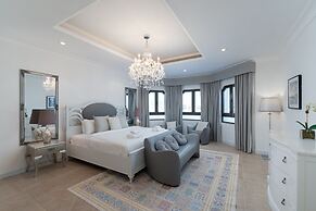 Exclusive 5BR Palm Villa w Private Pool and Beach