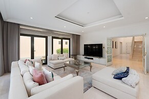 Exclusive 5BR Palm Villa w Private Pool and Beach