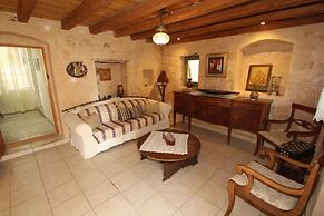 Kipseli s Stone House by Frangki