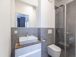 Chic Holiday Flat With Infinity Pool