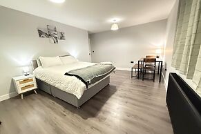 Rochester Apartment-sleeps 4-free Parking
