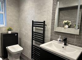 Rochester Apartment-sleeps 4-free Parking