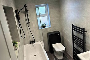 Rochester Apartment-sleeps 4-free Parking