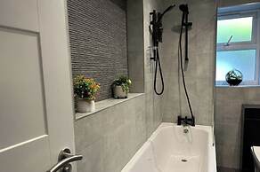 Rochester Apartment-sleeps 4-free Parking