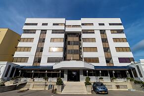Hotel Axis Inn By GEH Suites