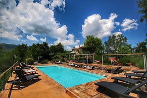 Lush Farmhouse in Umbertide With Pool