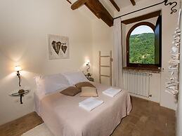Lush Farmhouse in Umbertide With Pool